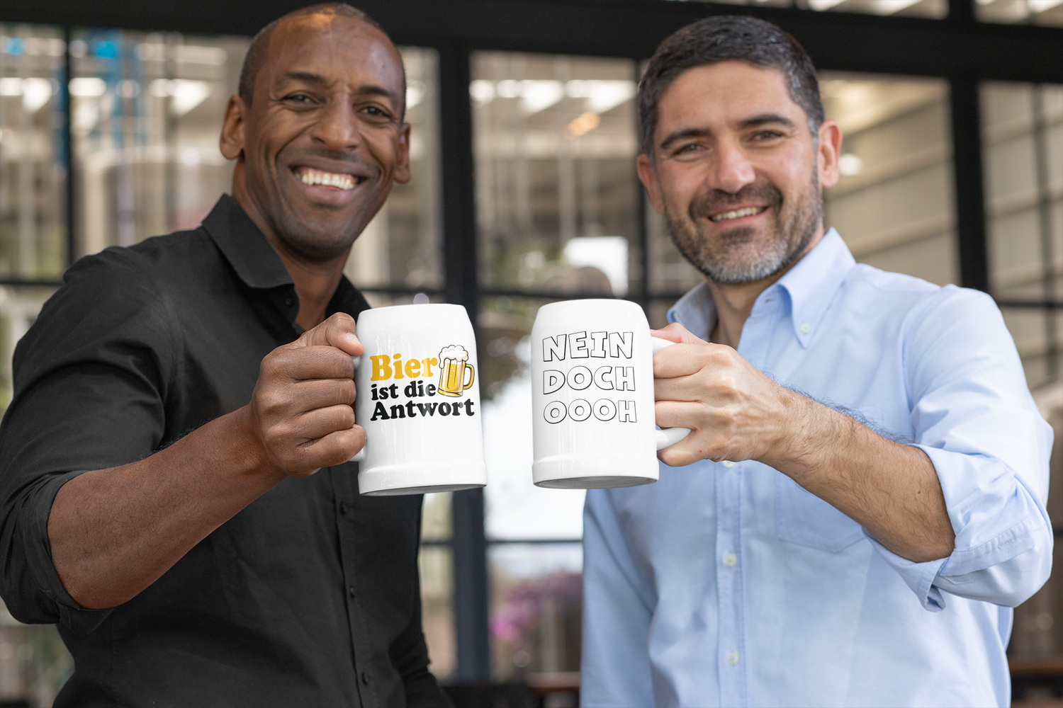 Tassen und Bierkrüge mit lustigen Texten